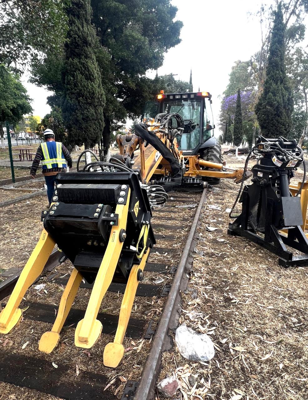 Retroexcavadora hi-rail con multi-calzadora e insertadora de durmientes